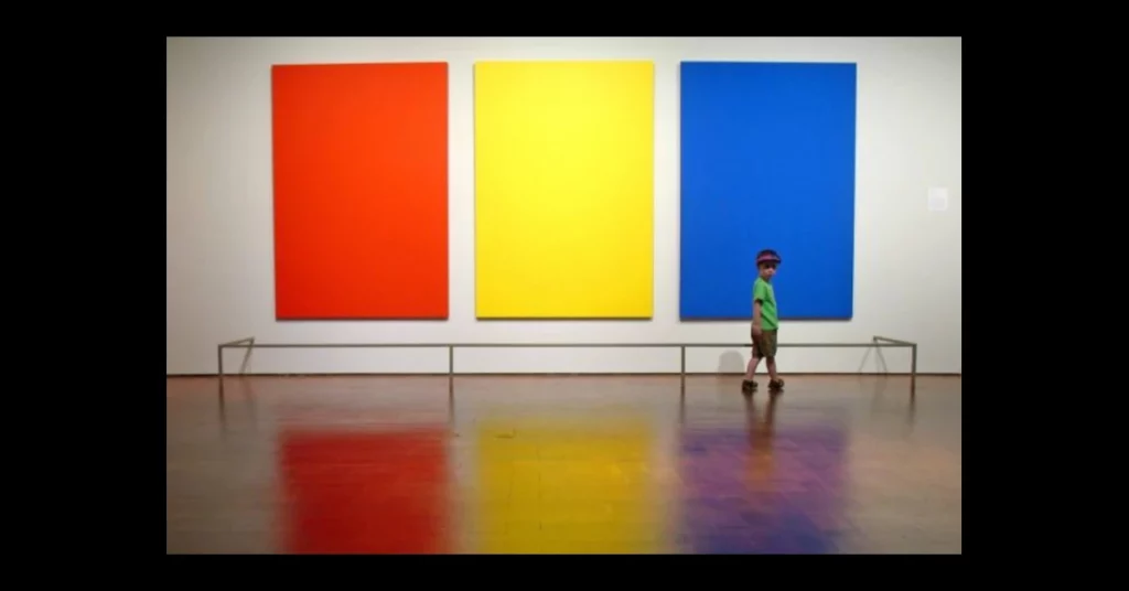 un nen en un museu