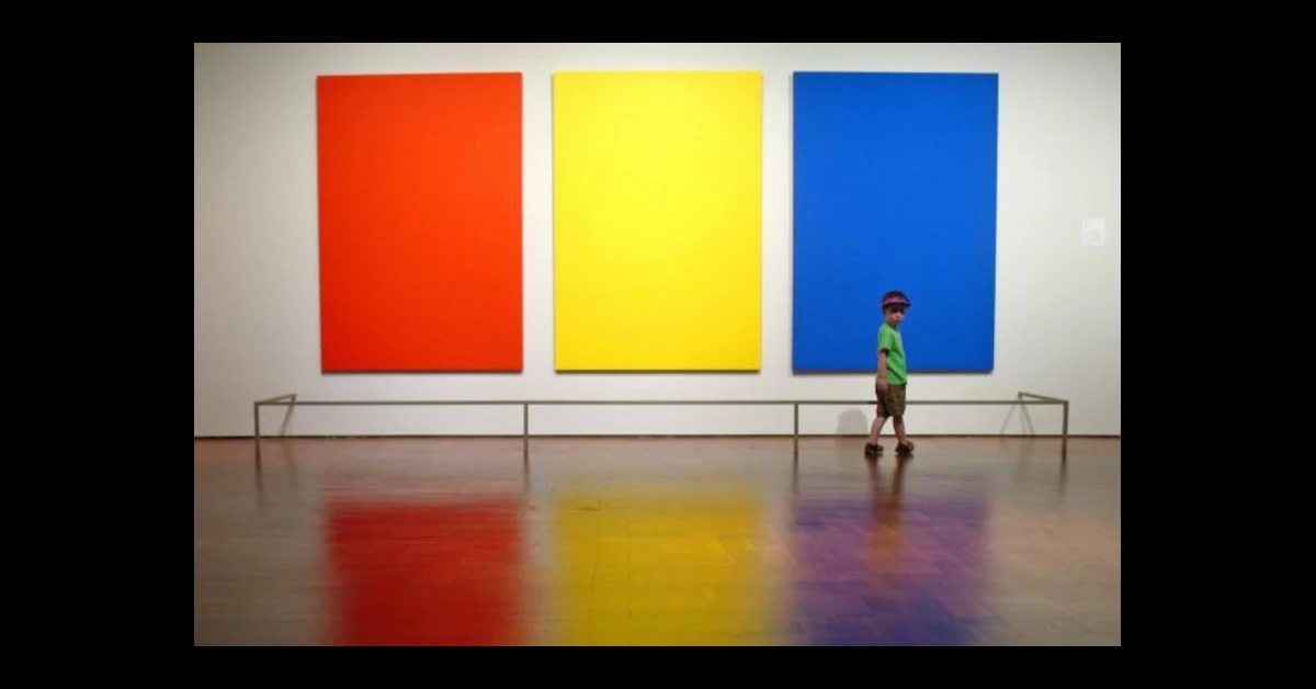 un nen en un museu