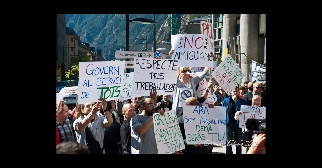 persones amb cartells a la ma manifestant-se