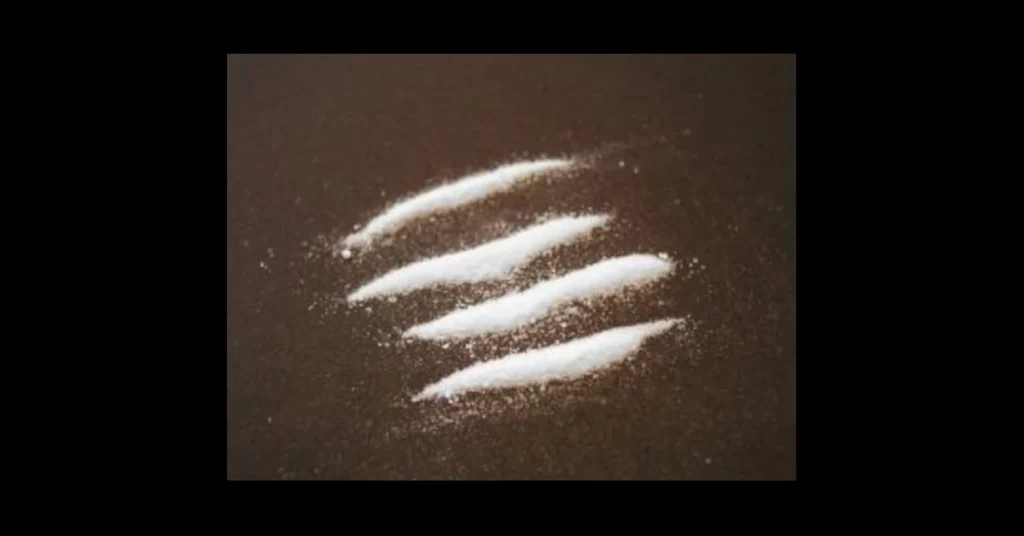 ratlles de cocaina blanques sobre un fons marró