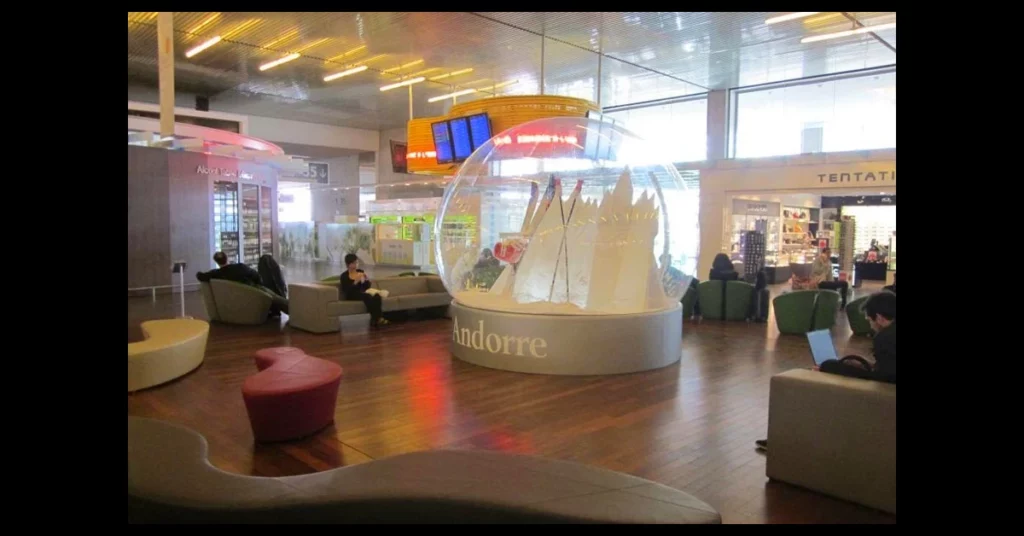hall aeroport Tolosa amb element promocional