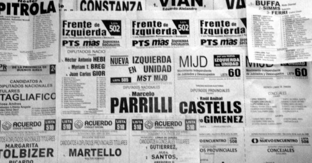 un mur ple de cartells electorals