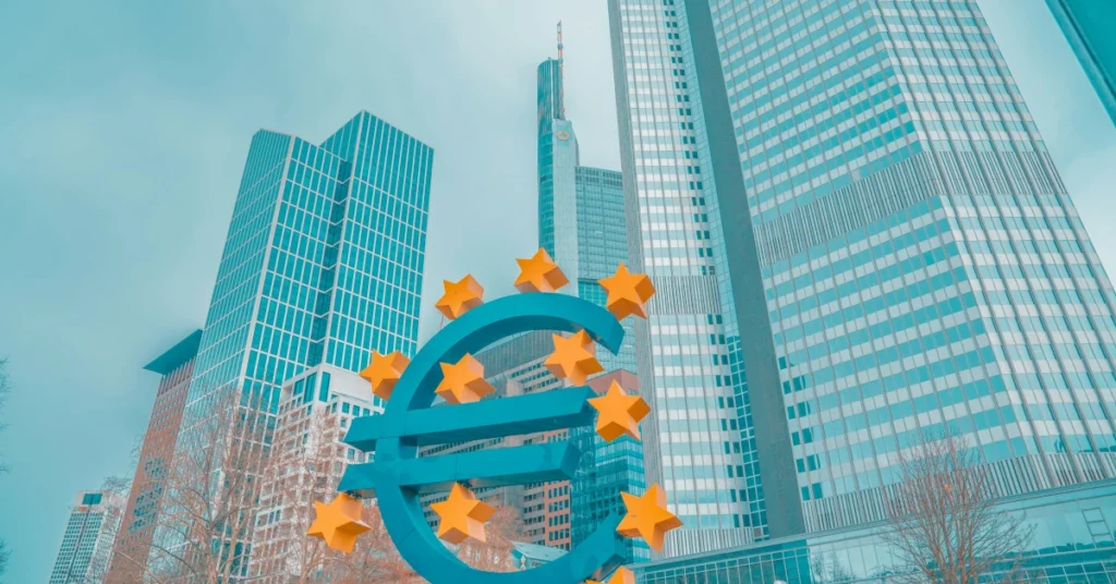 el símbol Euro davant de gratacels