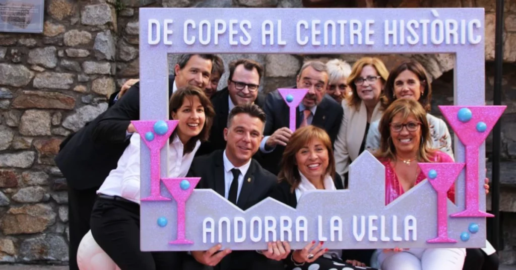 grup de polítics es fan una foto de celebració al centre històric