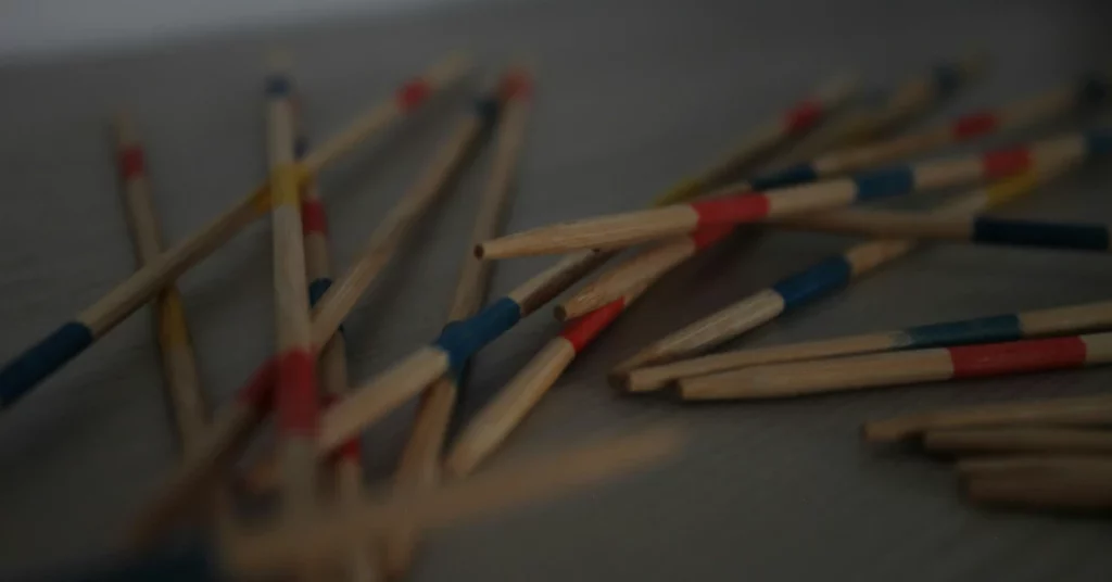 pals de mikado sobre una taula en una partida