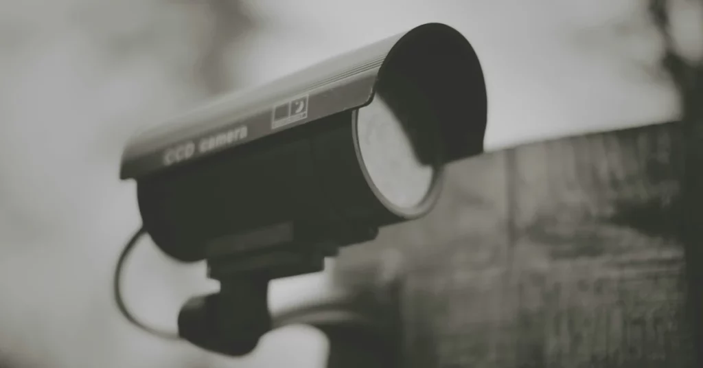 camera videovigilancia en un mur de formigó