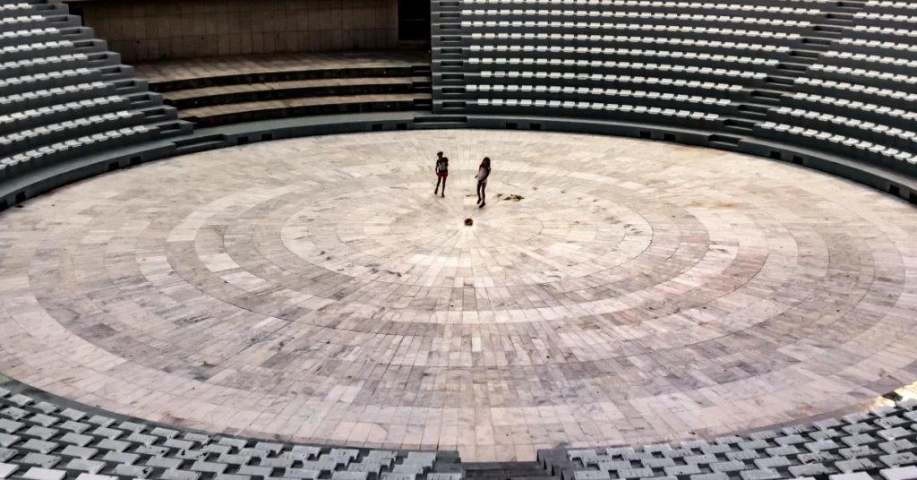 dos nens jugant al centre d'un estadi