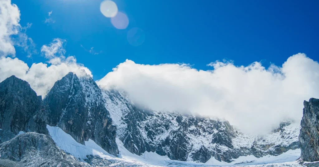 muntanyes nevades amb núvols