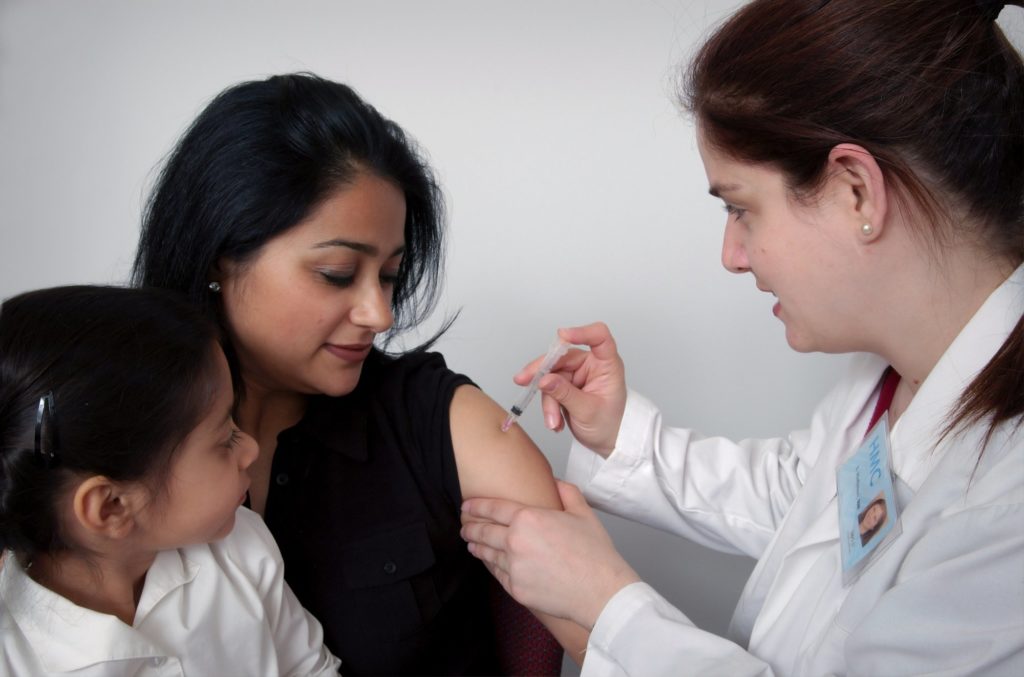 Enfermera vacuna a una madre y una hija. Despedidos por no estar vacunados