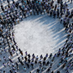 cercle de gent amb ombres