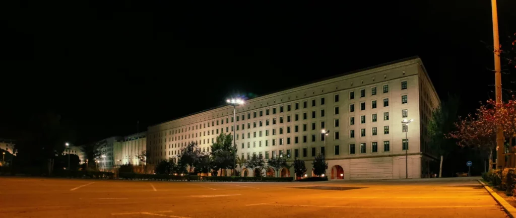 Edificio gubernamental de Nuevos Ministerios en Madrid. Vista nocturna de la fachada del enorme edificio de granito construido en 1942 y localizado en la calle Paseo de la Castellana, Madrid, España.