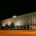 Edificio gubernamental de Nuevos Ministerios en Madrid. Vista nocturna de la fachada del enorme edificio de granito construido en 1942 y localizado en la calle Paseo de la Castellana, Madrid, España.