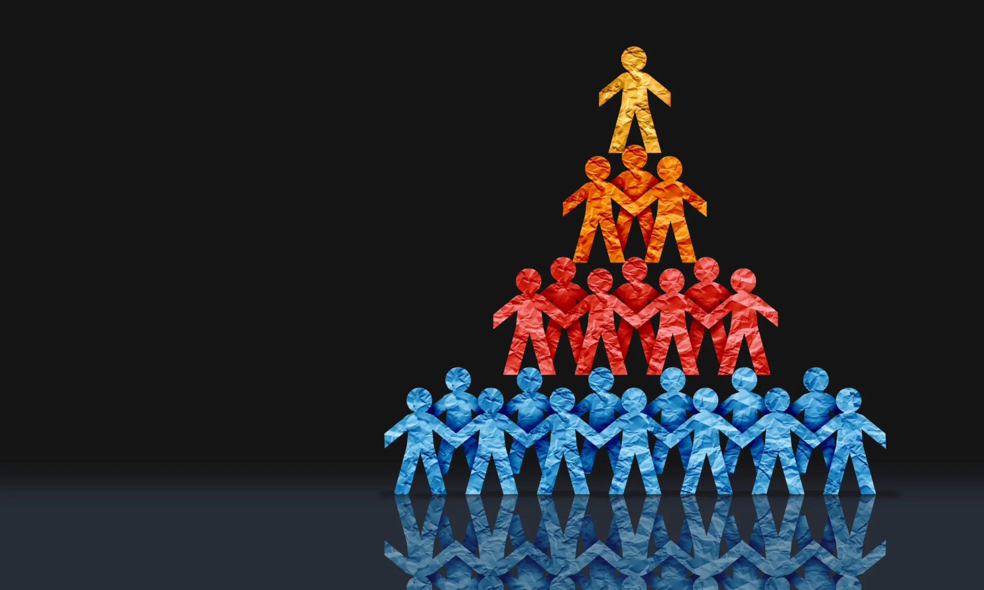 Desaparició de la classe mitjana a Europa. Stratification of society and Social Class and different hierarchy categories of socio economic groups on ethnicity education wealth or economics and gender as upper classes middle and lower class.