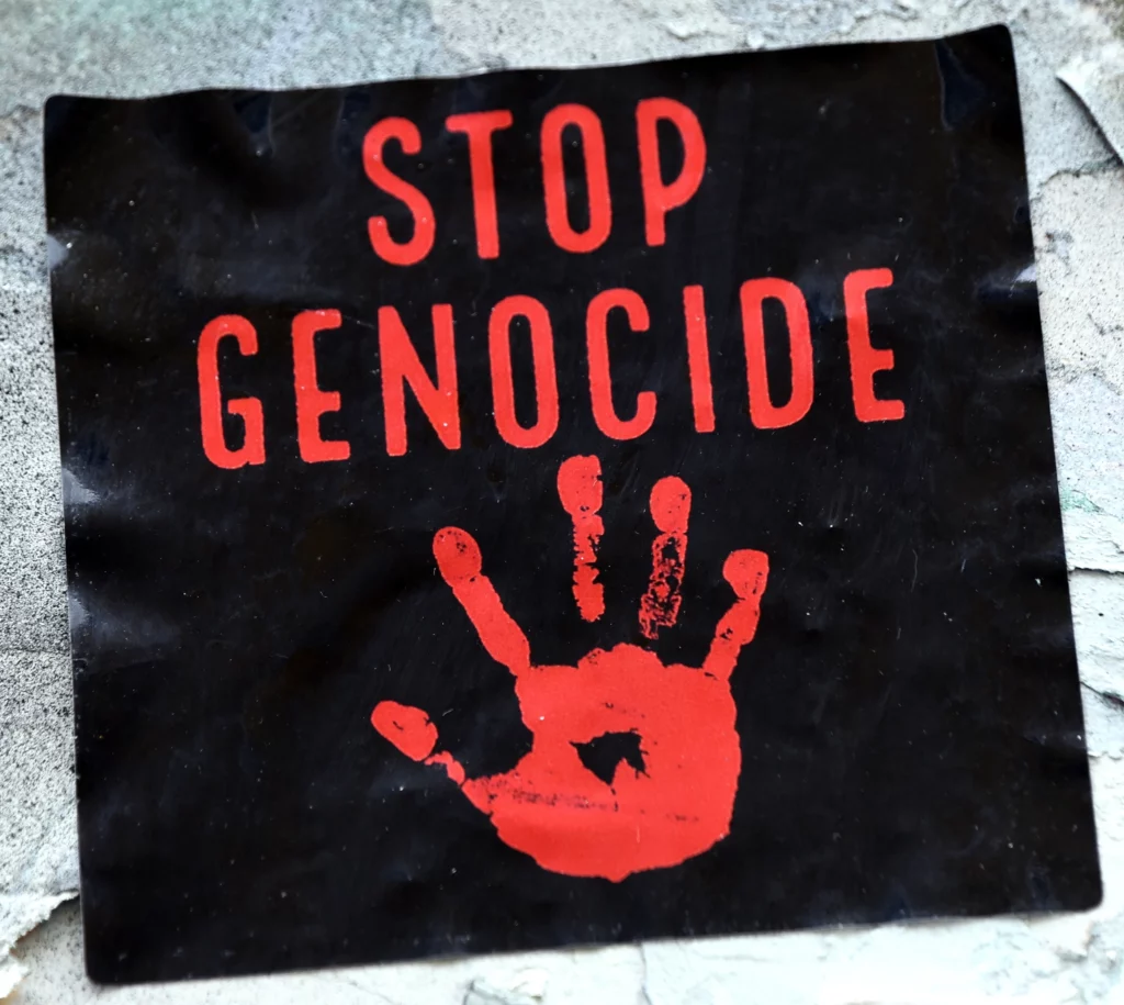 Sticker an einer Mauer "Stop Genocide"