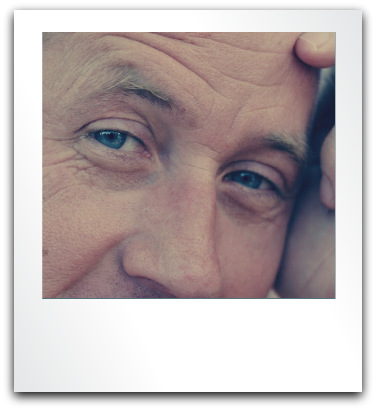 primer pla parcial de Delfí Roca, en una format Polaroid