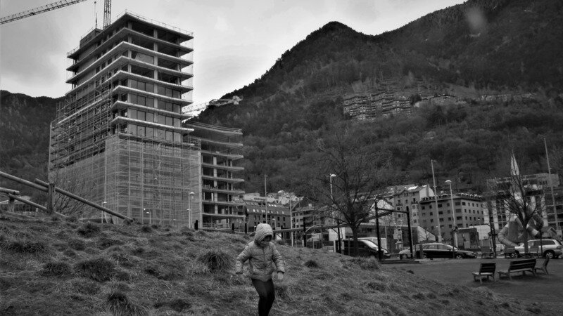 Faveles de luxe, el llibre col·lectiu amb textos de nou persones i fotografies de Kim Manresa