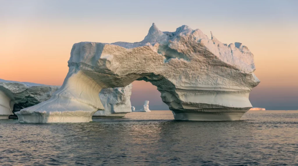 L’estiu s’ha quedat encallat Iceberg in the Disco Bay, Greenland. Their source is by the Jakobshavn glacier. This is a consequence of the phenomenon of global warming and catastrophic thawing of ice