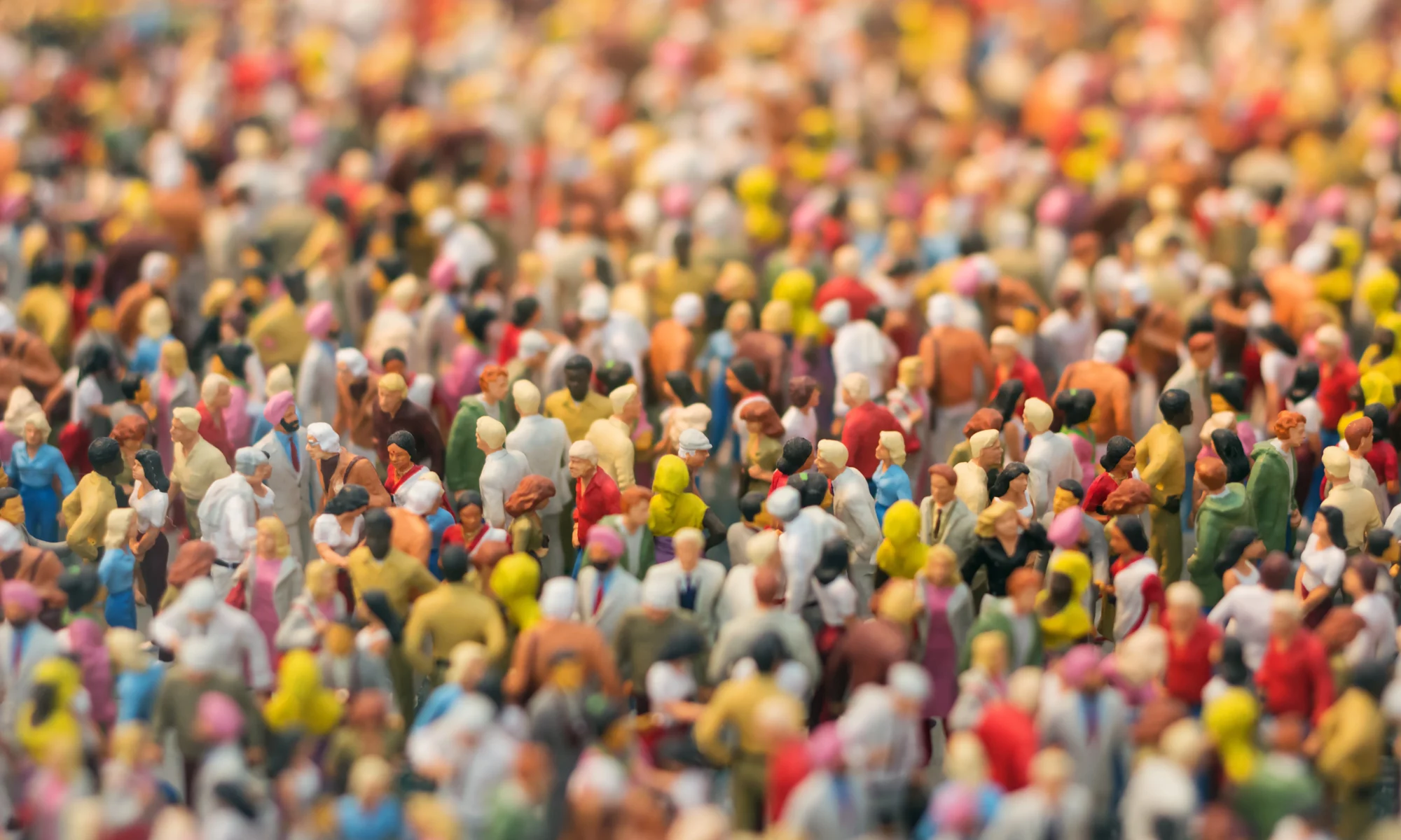 Multitud en miniatura, amb ninots de plàstic.