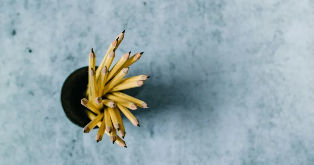 Llàpissos grocs dins un pot sobre una taula gris