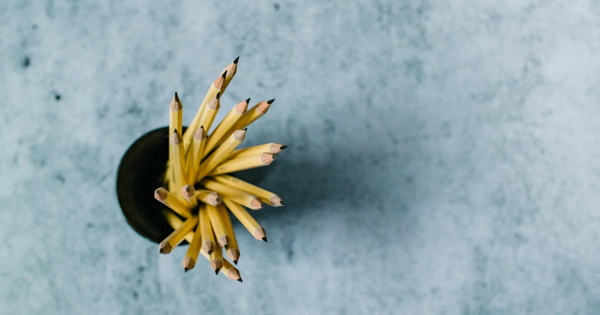 Llàpissos grocs dins un pot sobre una taula gris