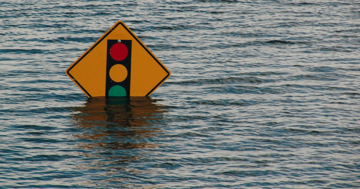 Senyal de trànsit submergida per inundació