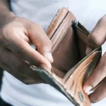 Home obre cartera de diners i esta buida