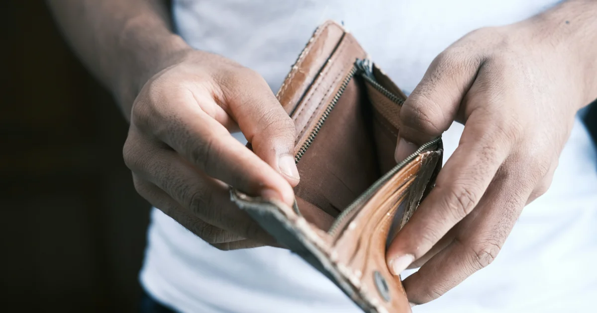 Home obre cartera de diners i esta buida