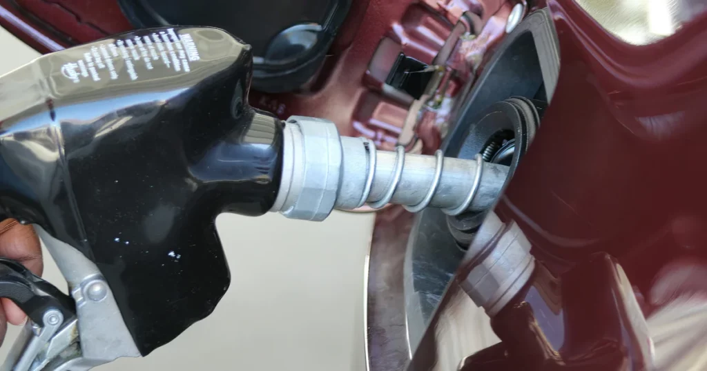 pistola de benzinera omplint el dipòsit de benzina del cotxe