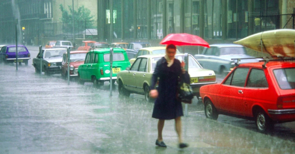 una dona amb un paraigua camina sota la pluja
